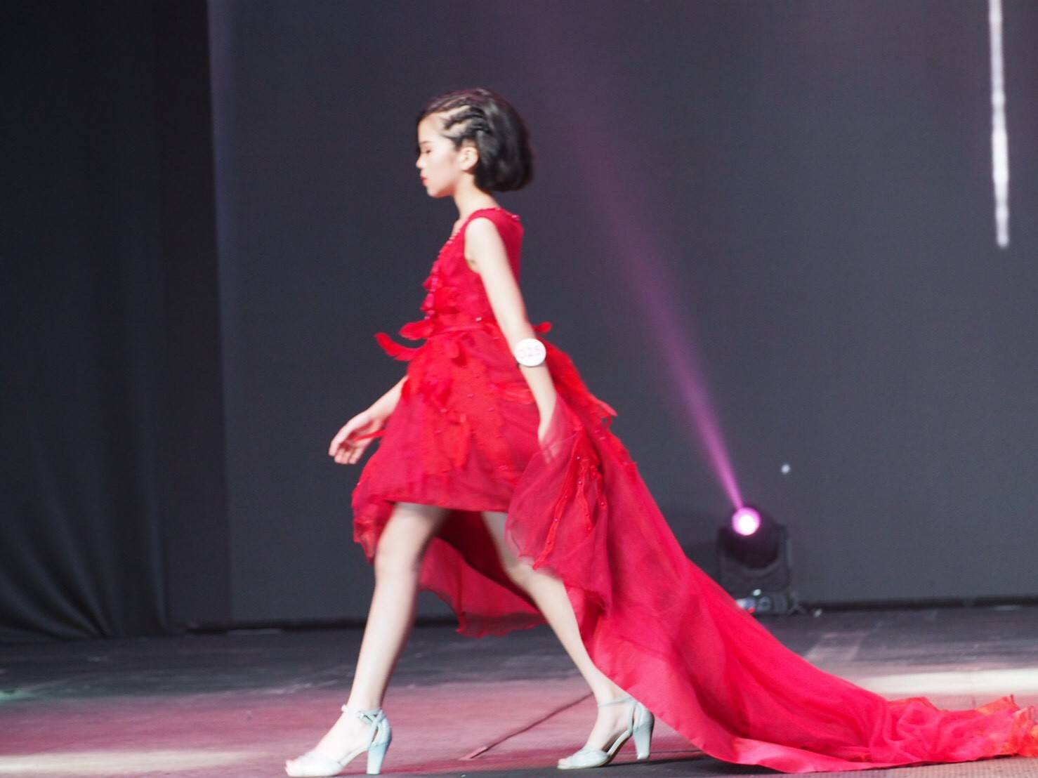 เช่าชุดเด็ก*มีหน้าร้านอยู่รัชดา ลองได้ เปลี่ยนได้ ถ่ายรูปเองจากสินค้าจริง*W17017 ชุดราตรีเด็กสีแดงสุดแรงด้านหลังเว้าลึกสุดใจ ชุดกระโปรงหน้าสั้นหลังยาว