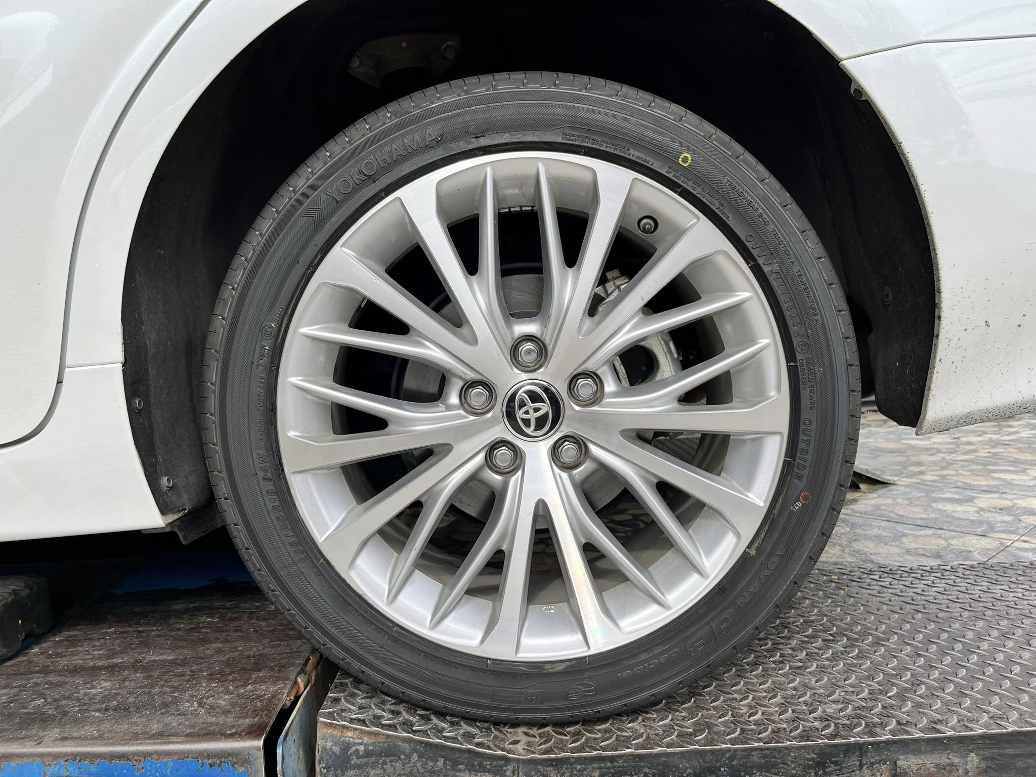 TOYOTA_CAMRY🚘เปลี่ยนยาง 🛞🐘#YOKOHAMA_V551V_235/45R18