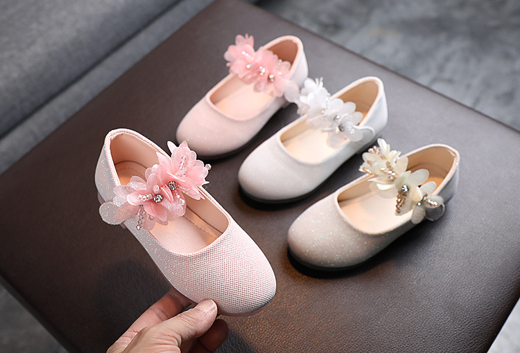 sรองเท้าเด็ก ควรเผื่อ1ซมจากยาวเท้า(หน้าร้านอยู่รัชดา ลองได้)H114 สีขาว สีชมพู สีครีม แต่งดอกไม้ที่สาย