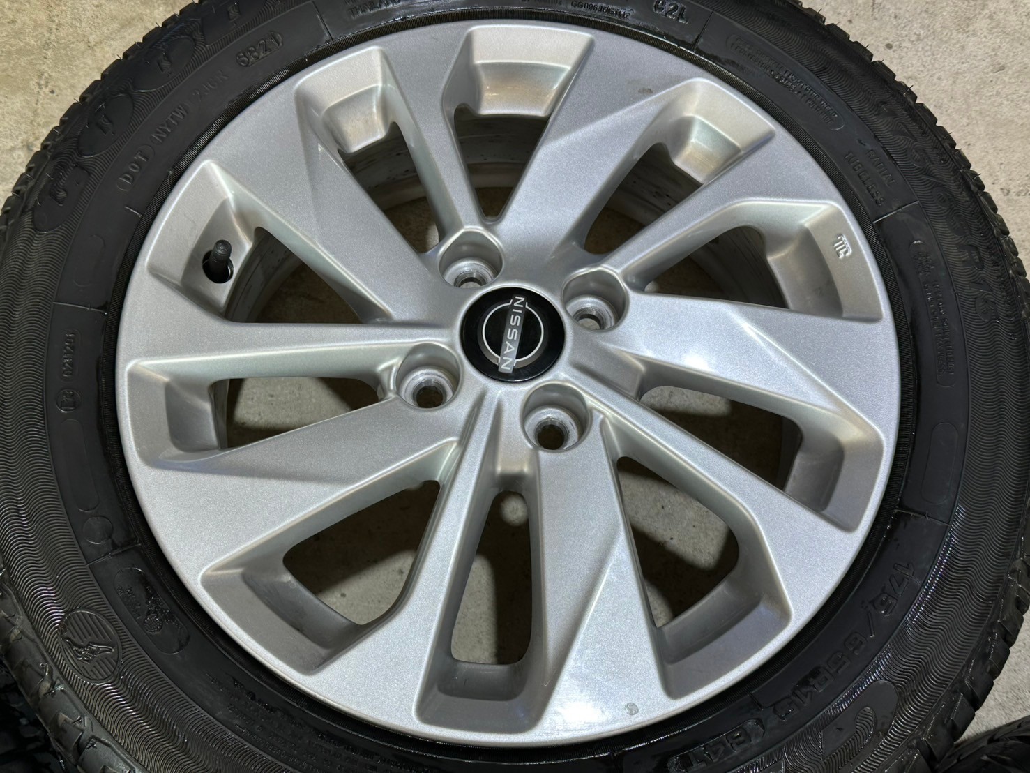 ล้อแม็กซ์ถอดป้ายแดง NISSAN ALMERA 2024 พร้อมยาง Goodyear 175/65R15