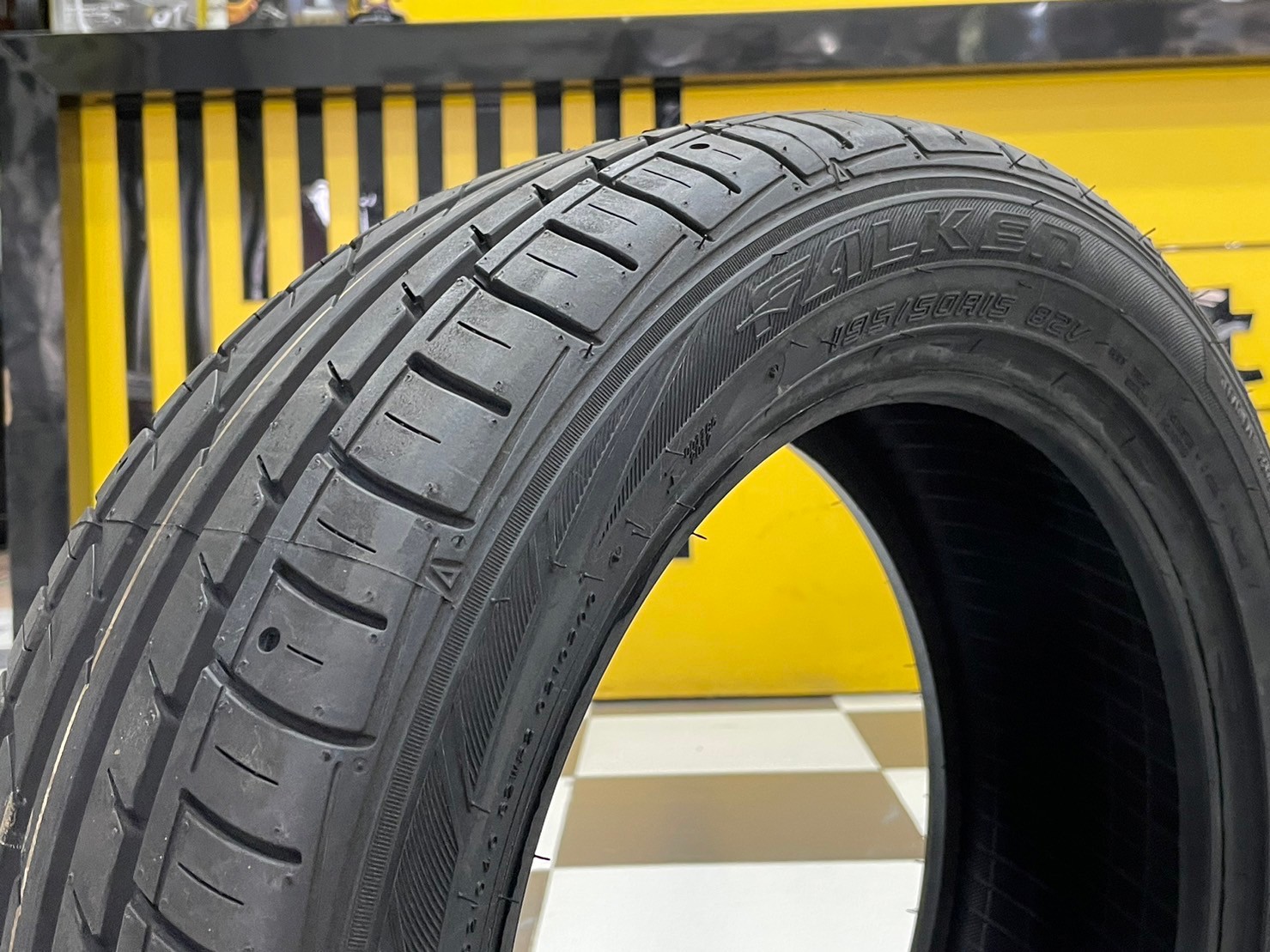 ยางใหม่ฟอเก้น Falken ZE914 195/50R15 ยางใหม่ปี2023 ราคาโปรโมชั่นพิเศษ พร้อมติดตั้งฟรี (4เส้น)