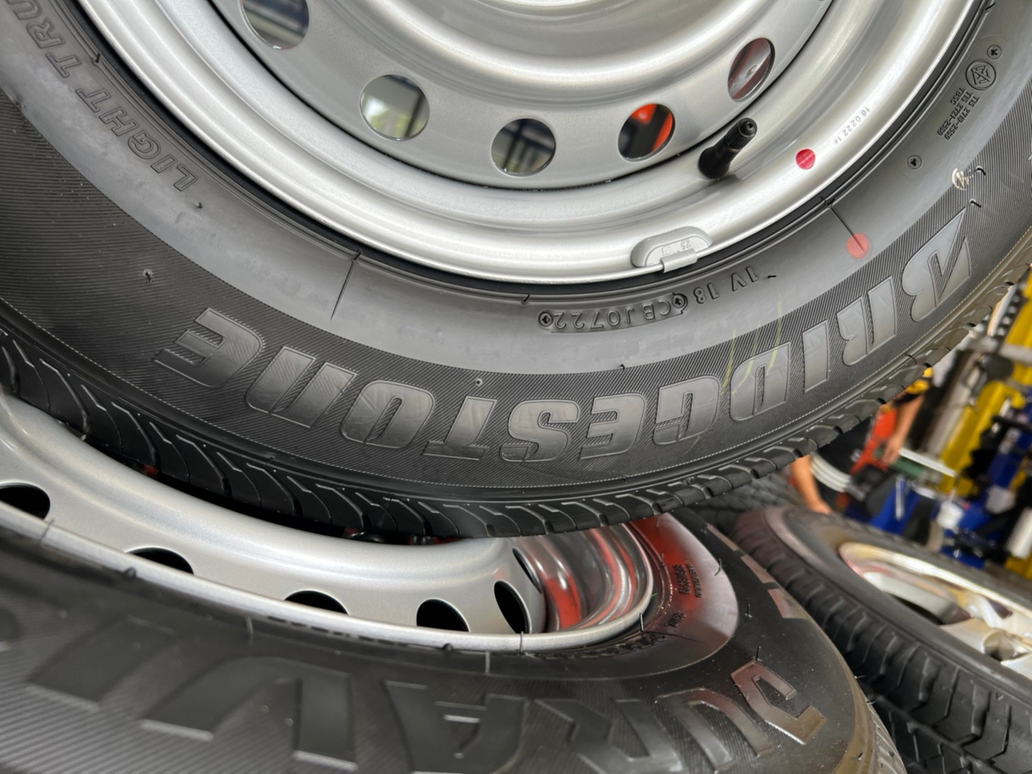 ล้อกระทะ ขอบ15 5x114 พร้อมยาง Bridgestone R611 215/70R15 ยางปี22 ยางใหม่ล้อถอดจากป้ายแดง