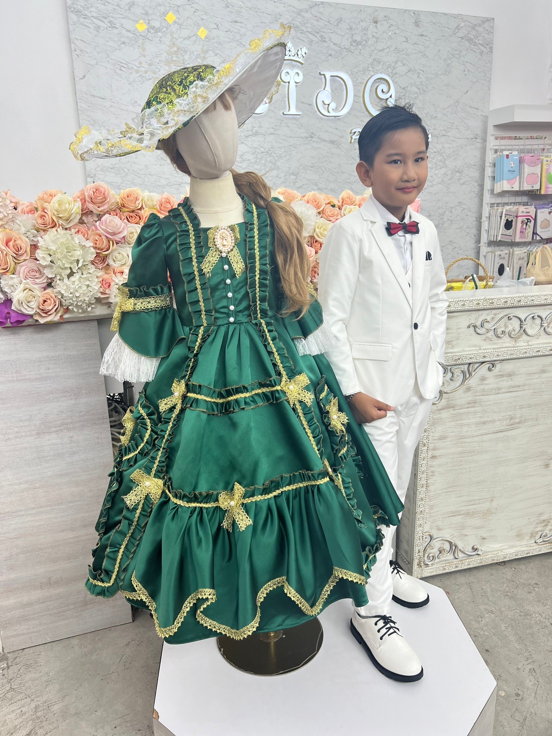 ชุดเดินแบบเด็ก(ร้านอยู่รัชดา ลองได้ถ่ายรูปจากชุดจริง)W18892 สีเขียว ยุควิคตอเรีย กระโปรงยาว