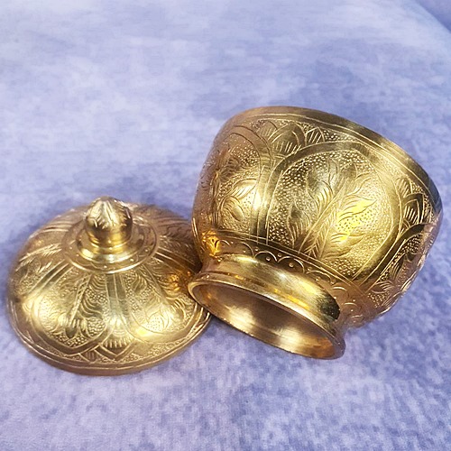 โถ 3 นิ้วฝาจุก ทองเหลืองตอกลายข้าวในกลีบบัว