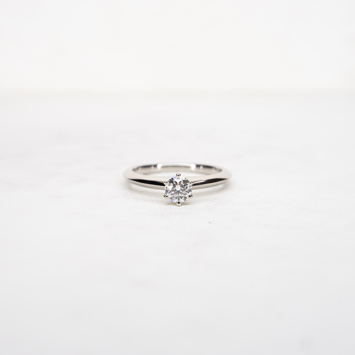 แหวน Tiffany & Co. The Tiffany Setting Platinum 950 with 0.31carat H VVS1 Diamond ไซส์49# +กล่องและCertificate (Used)