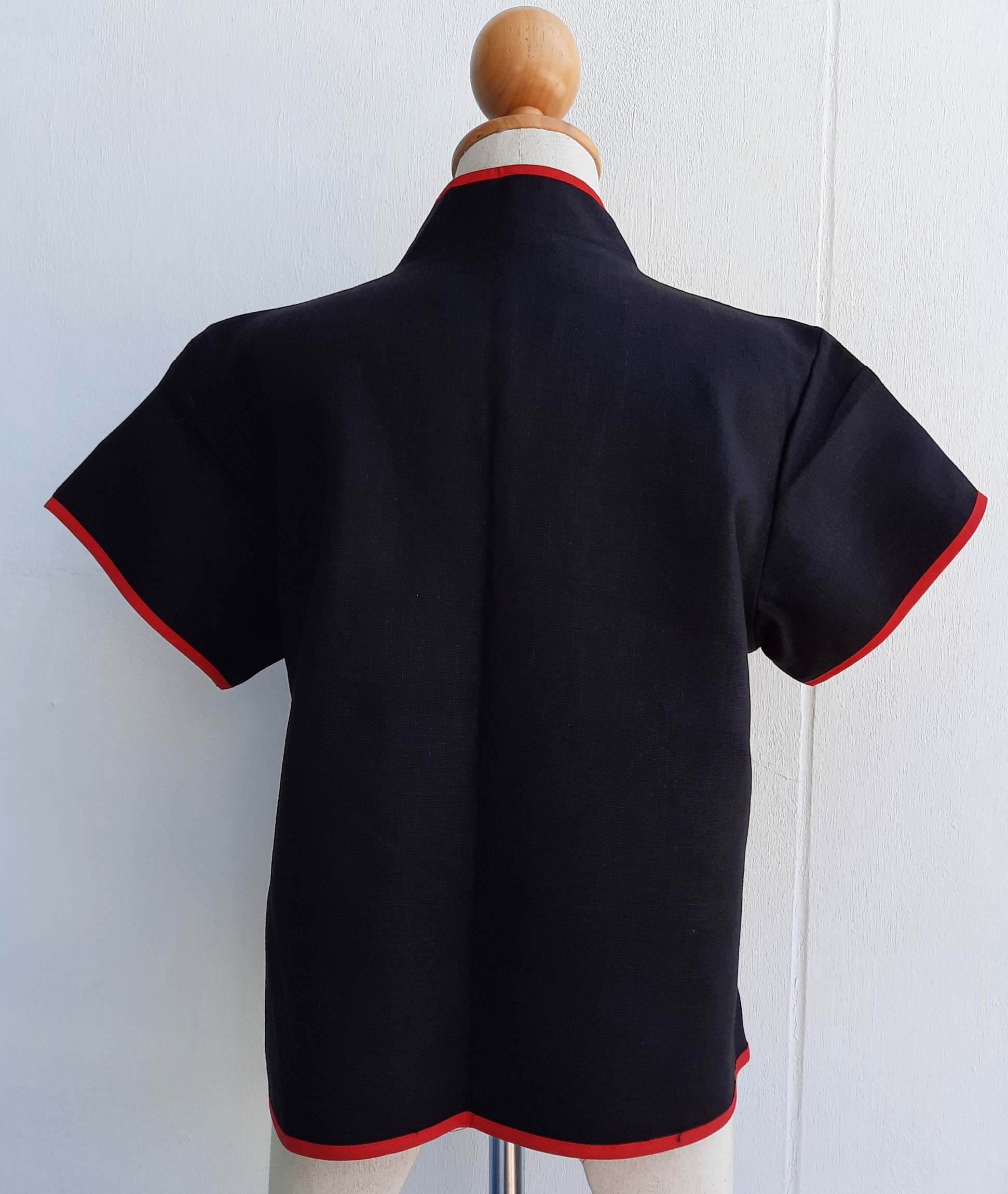 เสื้อกัญชงสีดำแต่งผ้าม้งลายโบราณ ปักเต็ม