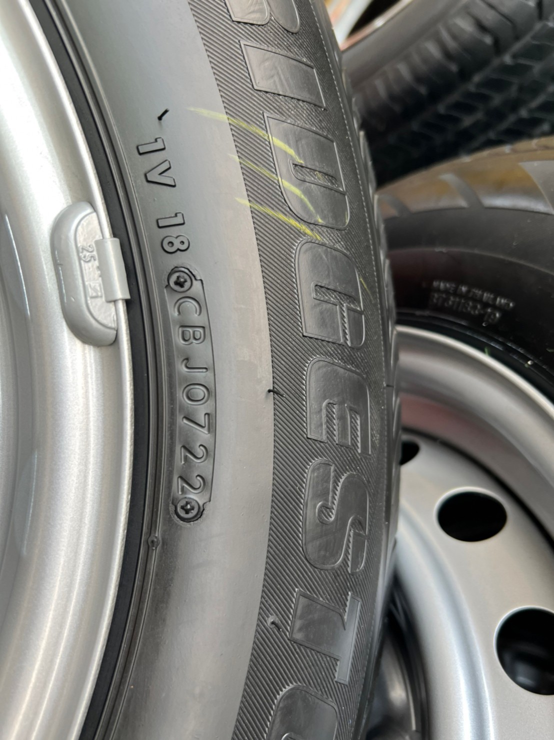 ล้อกระทะ ขอบ15 5x114 พร้อมยาง Bridgestone R611 215/70R15 ยางปี22 ยางใหม่ล้อถอดจากป้ายแดง