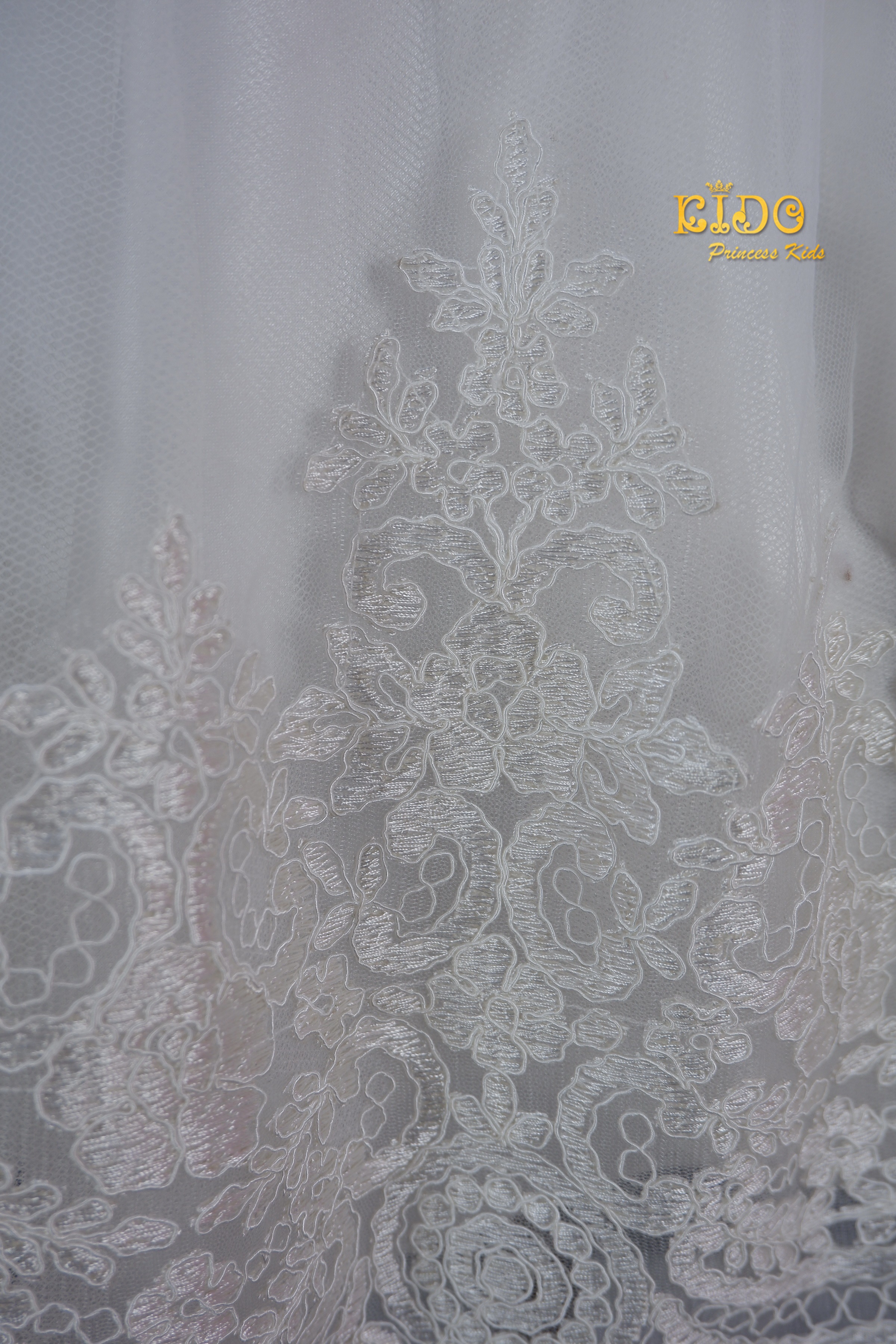 ชุดราตรีเด็ก(หน้าร้านอยู่รัชดา ลองได้ถ่ายรูปจากชุดจริง)F0100สีขาว ทรงยาว เปิดไหล่ ประดับมุกที่เอว ชายกระโปรงปักลูกไม้
