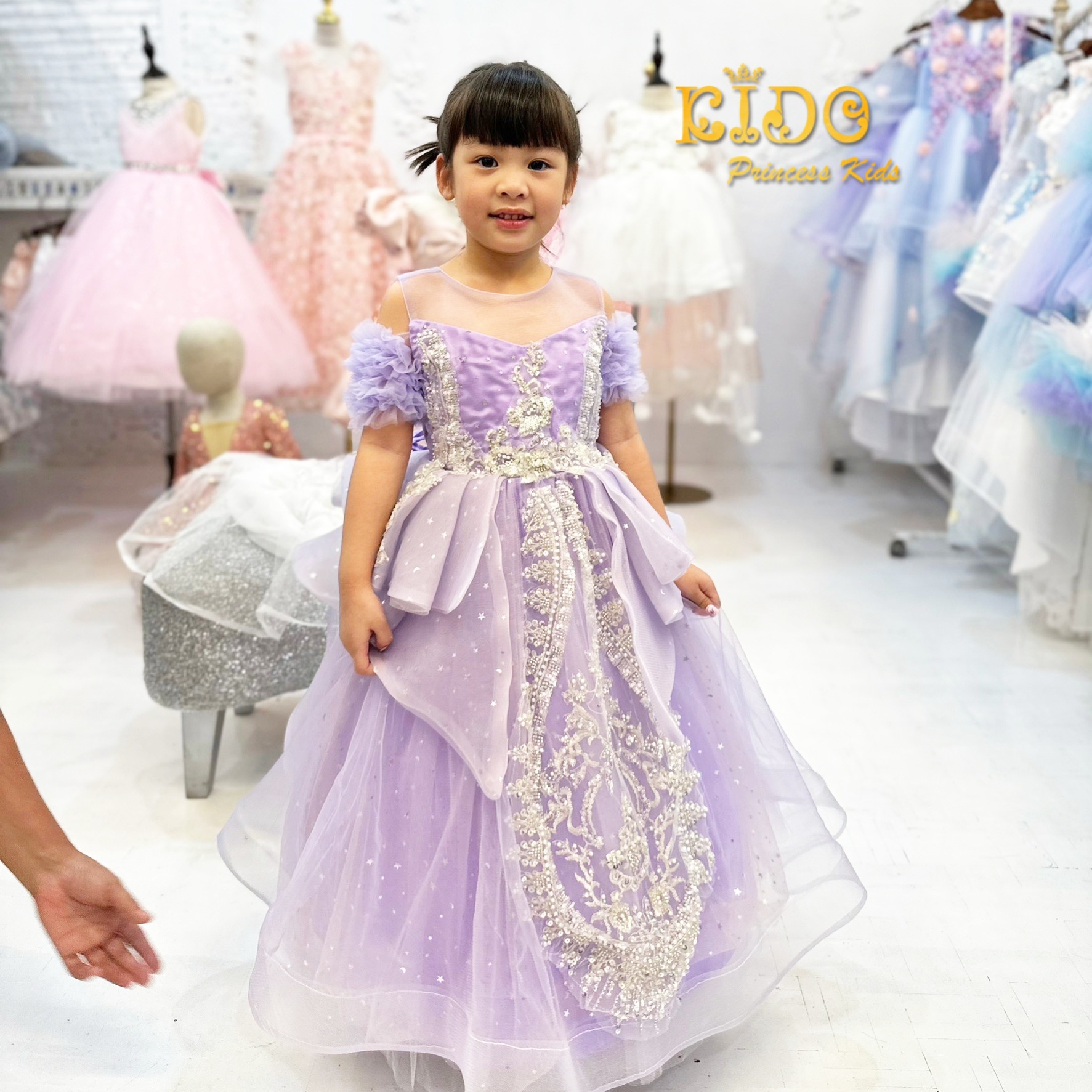 ชุดราตรีเด็ก(หน้าร้านอยู่รัชดา ลองได้ถ่ายรูปเองจากชุดจริง)W18598 สีม่วง กระโปรงยาวแขนตุ๊กตาเอวจีบข้าง