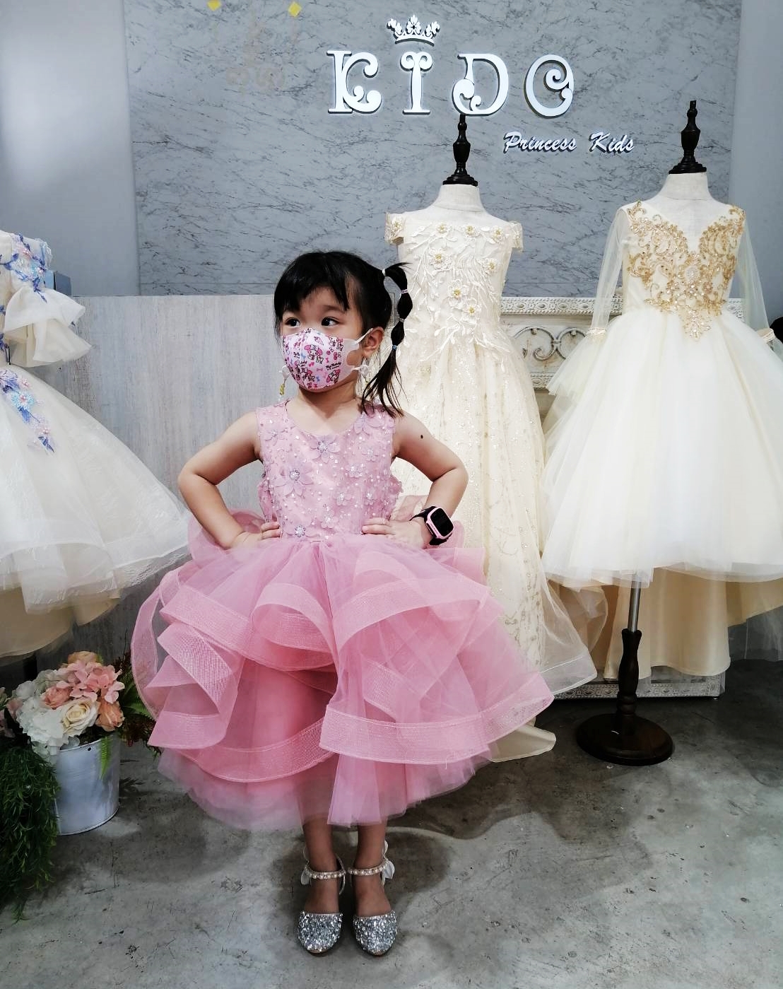 ชุดราตรีเด็ก(หน้าร้านอยู่รัชดา ลองได้ถ่ายรูปจากชุดจริง)A218สีชมพูเข้ม กระโปรงสั้นชั้นพอง อกปักดอกไม้สวยหวาน น่ารัก