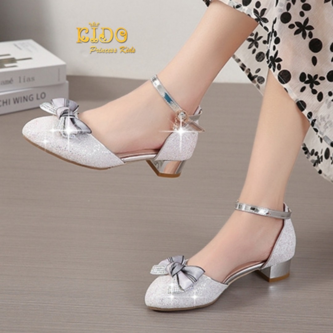 รองเท้าเด็ก(หน้าร้านอยู่รัชดา ลองได้)H178สีเงิน ประดับด้วยโบว์พร้อมสายคาด สวยหรู