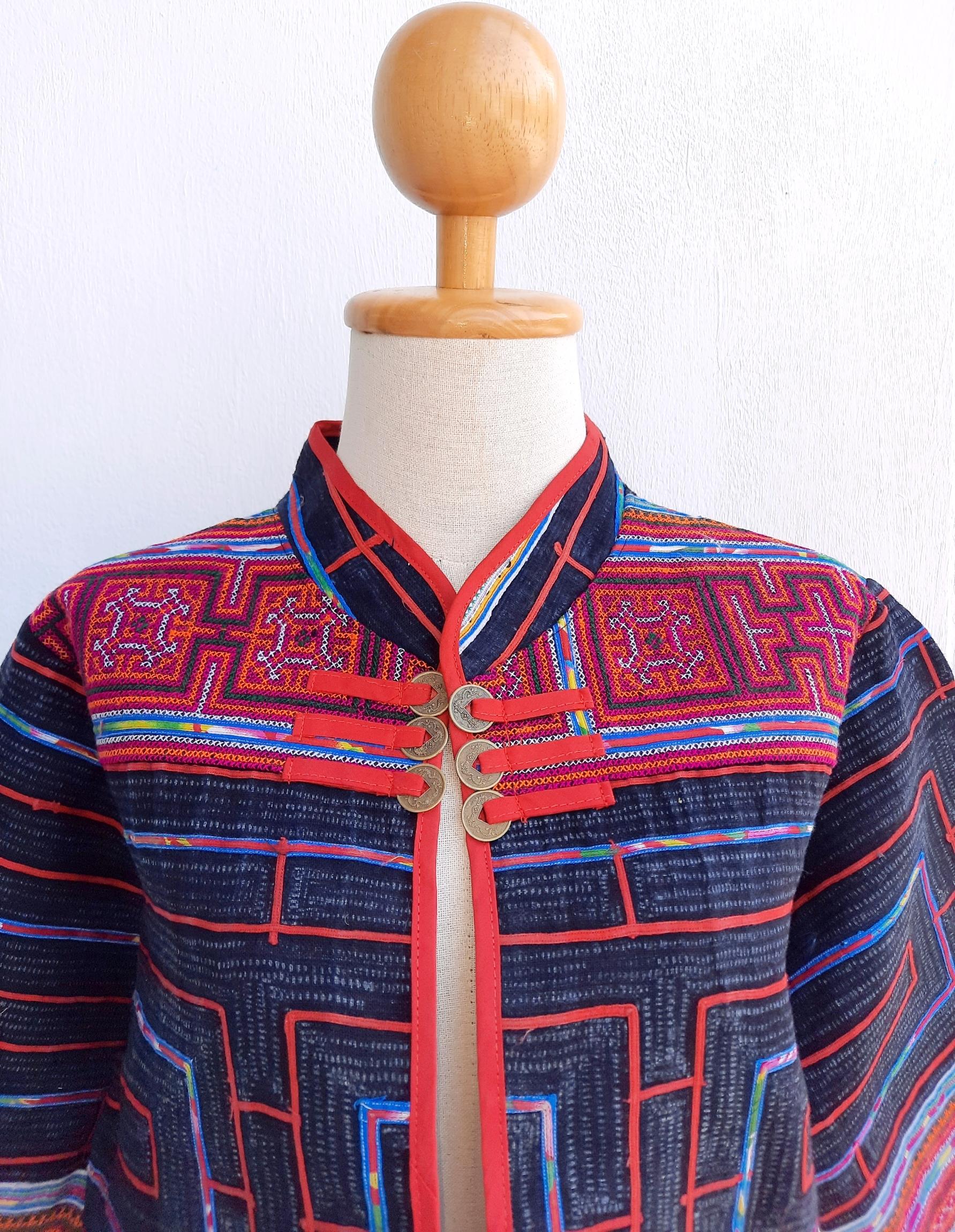 เสื้อคอจีน ผ้าชาวเขาปักมือบนผ้าเขียนเทียน สีชมพูอมส้ม