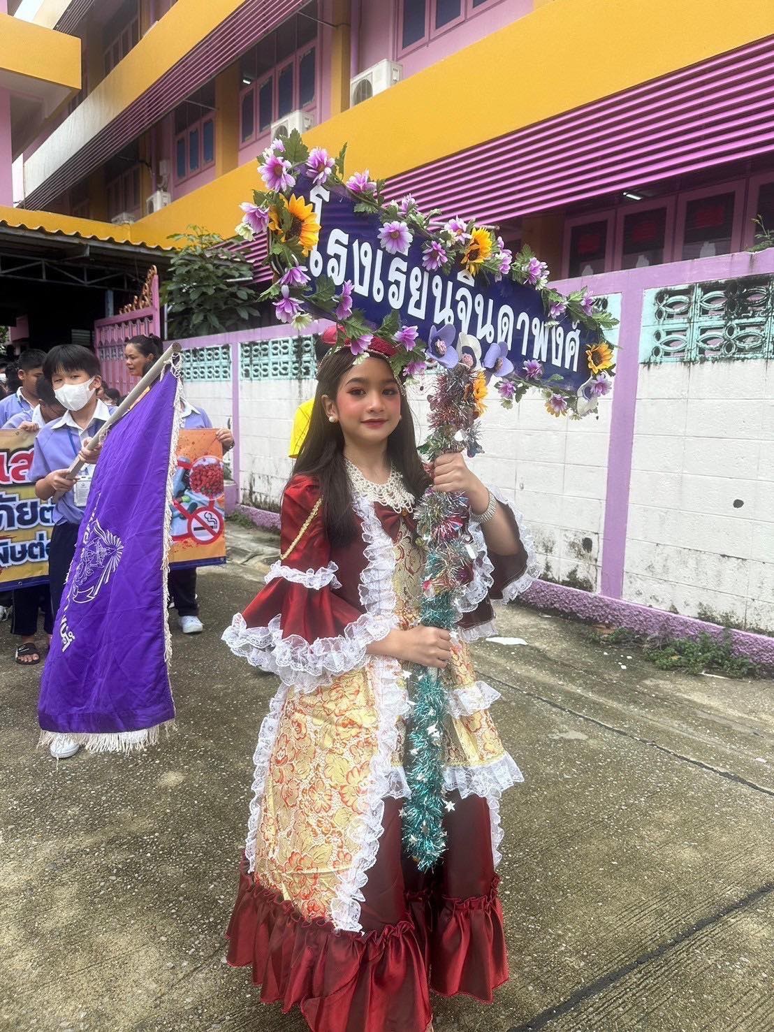 ชุดเดินแบบเด็ก(หน้าร้านอยู่รัชดา ลองได้ถ่ายรูปจากชุดจริง)W18432สีแดง ยุควิคตอเรีย กระโปรงยาว