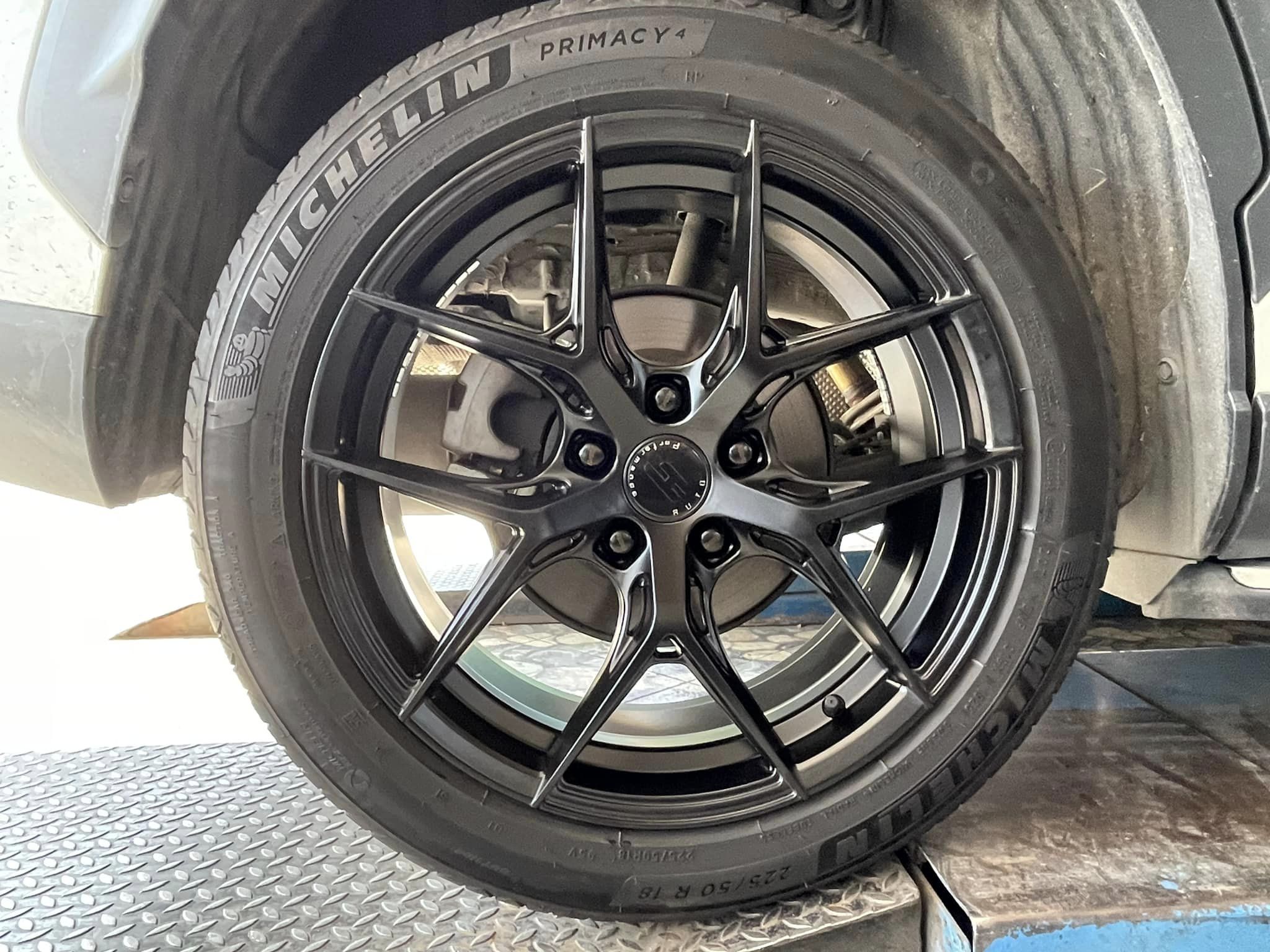 #TOYOTA_CROSS เลือกติดตั้ง ล้อแม็กใหม่ขอบ18 #TORQ #APP #Model VL2 BY #LENSO 18x8 ET35 5x114.3 สีดำ