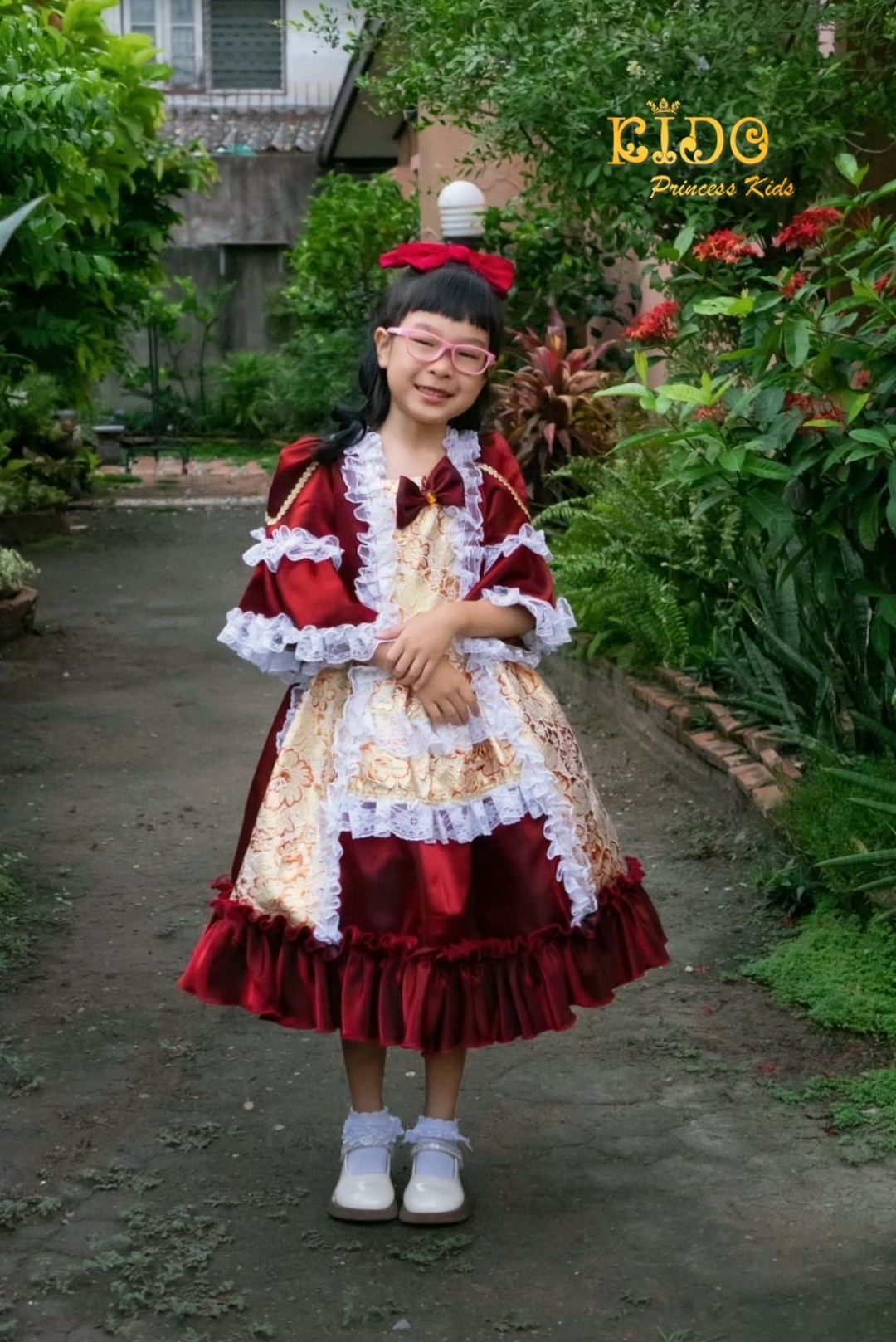 ชุดเดินแบบเด็ก(หน้าร้านอยู่รัชดา ลองได้ถ่ายรูปจากชุดจริง)W18432สีแดง ยุควิคตอเรีย กระโปรงยาว