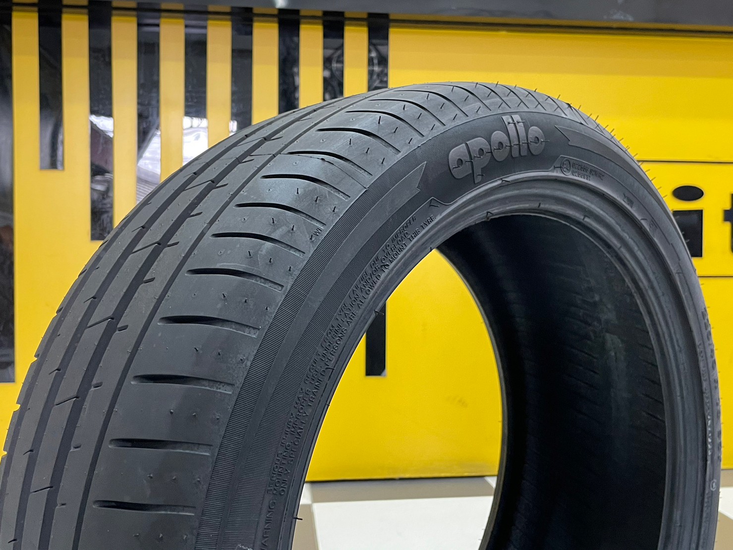 Apollo 225/45R18 Aspire4G ยางใหม่ปี2023