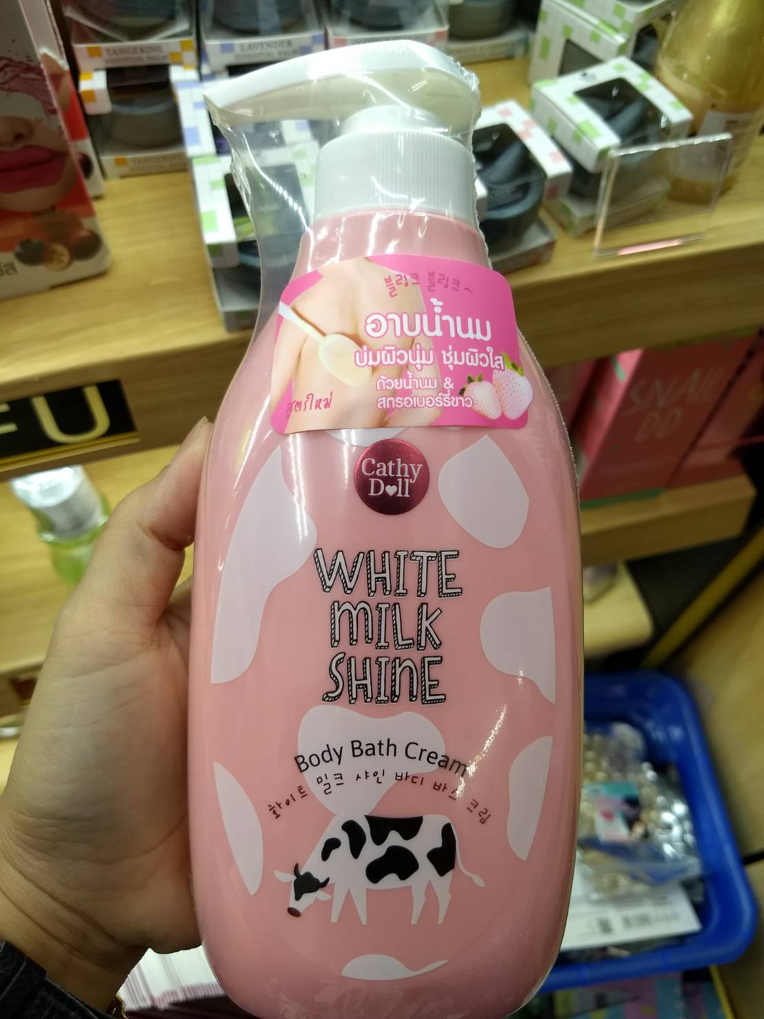 White milk shine body bath cream ครีมอาบน้ำผสมโปรตีนน้ำนมผสมสตอเบอรี่ขาว