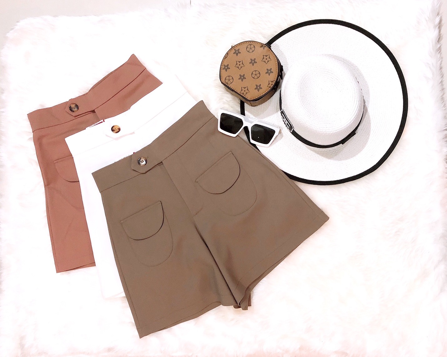 กางเกงขาสั้น งานซิฟหน้าแต่งกระเป๋าโค้งมลกระเป๋าใช้ได้จริงขอบเอวป้ายแต่งธนูติดด้วยกระดุมกลัดดูกิปเก๋ผ้าดับเบิ้ลซาติน รุ่นเมษยา