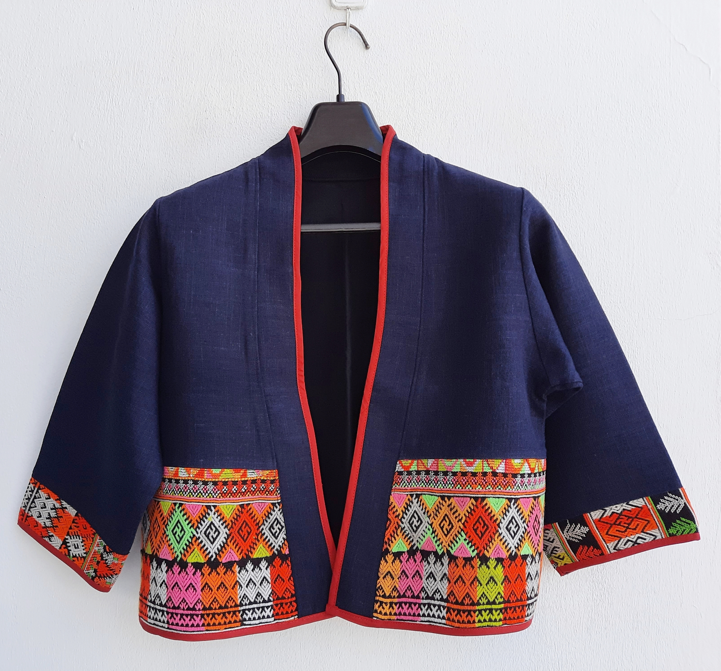 เสื้อคลุมผ้าใยกัญชงสีกรมแต่งผ้าปักเผ่าเย้า