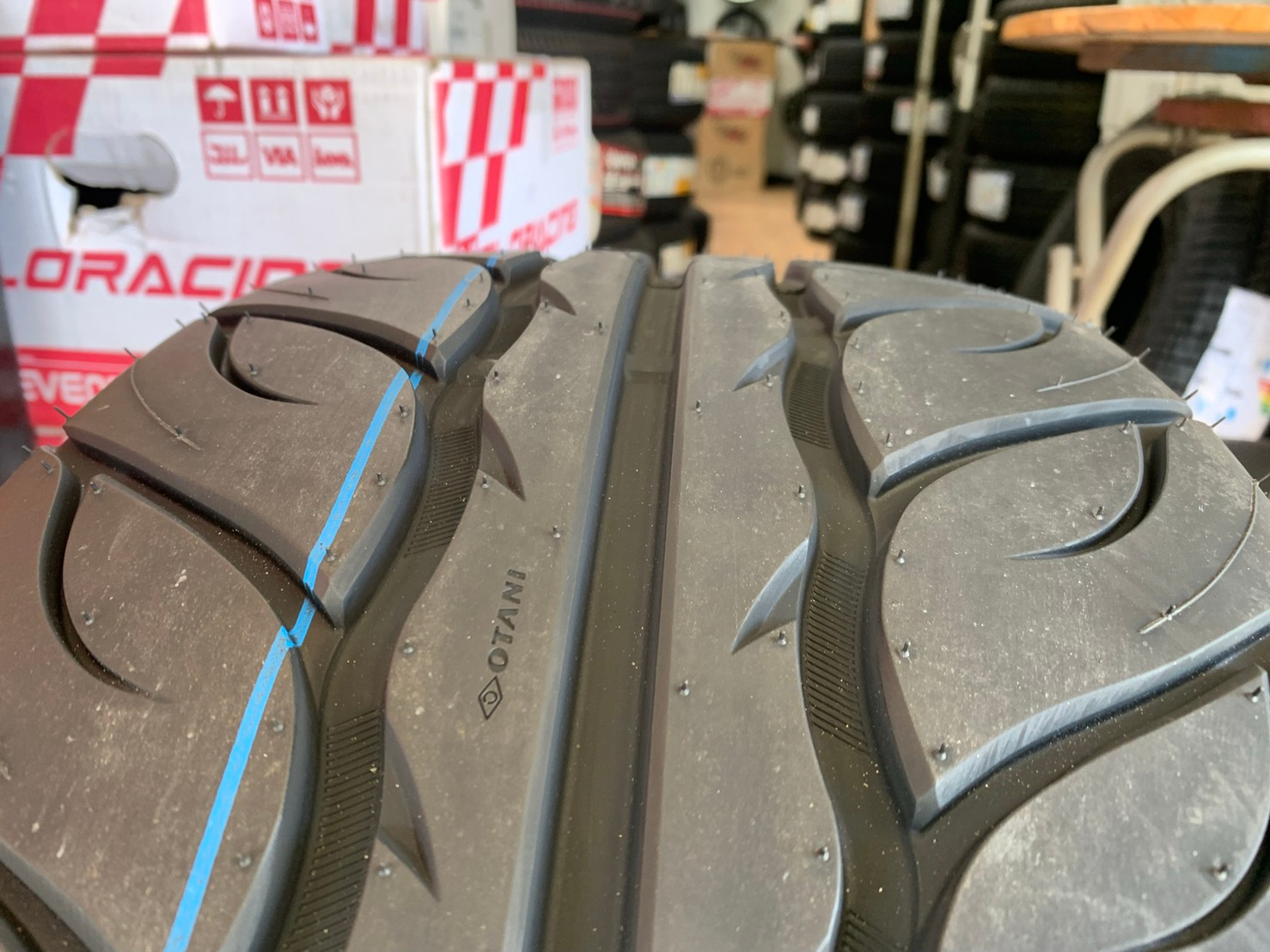 โดนใจสายซิ่ง ยางลายใหม่ นุ่มหนึบ OTANI BM2000 255/50R18 ราคาพิเศษพร้อมติดตั้งฟรี สนใจสอบถามเพิ่มเติมได้ค่ะ