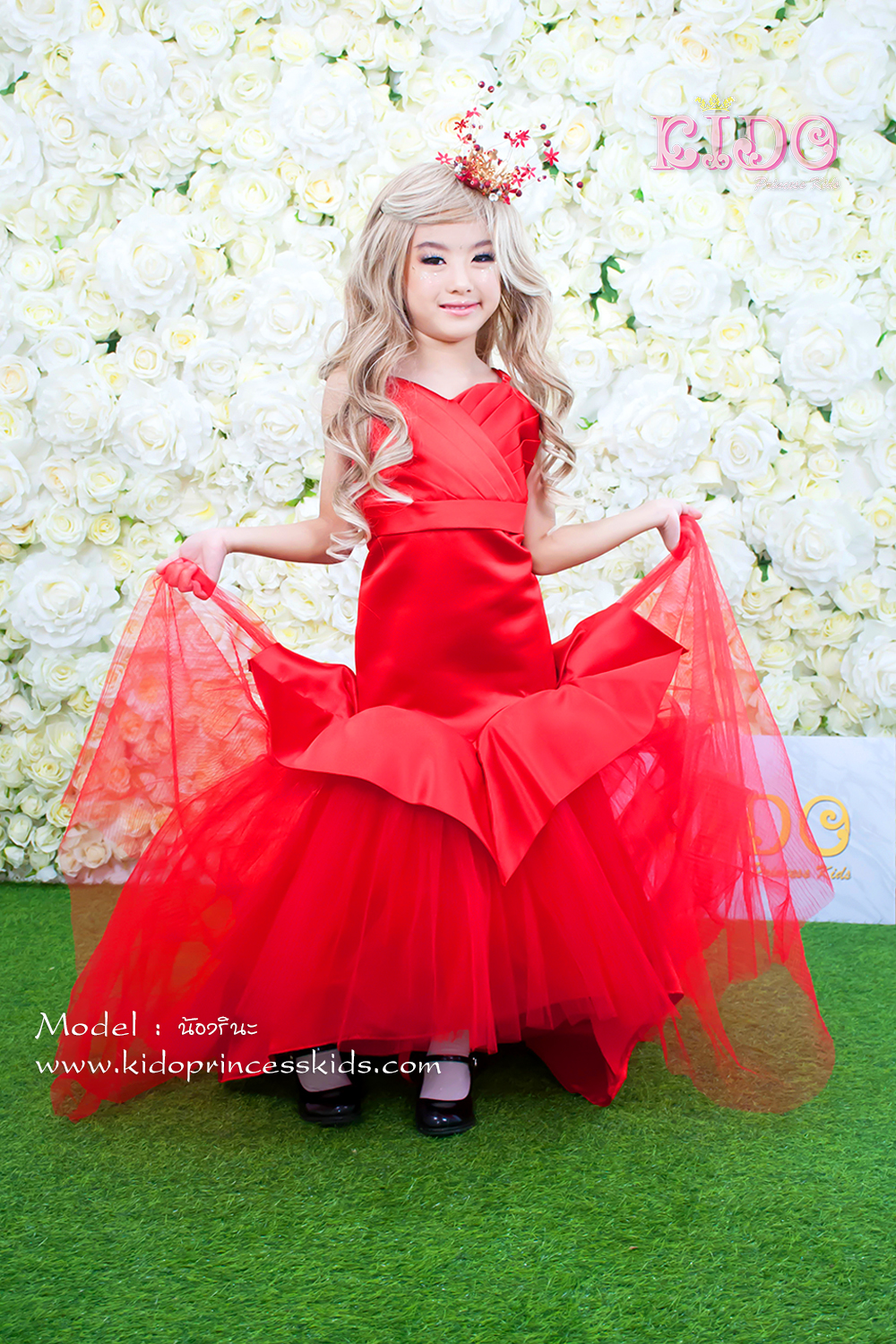 เช่าชุดเด็ก*มีหน้าร้านอยู่รัชดา ลองได้ เปลี่ยนได้ ถ่ายรูปเองจากสินค้าจริง*W18216 ชุดราตรีเด็กเดินแบบสีแดง ตัวเสื้อเก๋ด้วยการเย็บจับจับเกล็ด ทรงหางปลาเสริมความหรูชายกระโปรงด้วยผ้าโปร่งอัดพรีสหน้ายาวเสมอพื้นหลังยางลากดิน หน้าสั้นหลังยาว