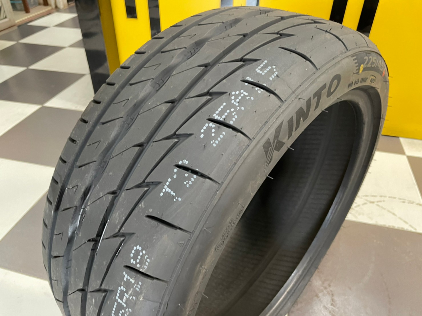 225/45R18 KINTO FORZA 001 Treadwear 280 ยางใหม่ปี2023