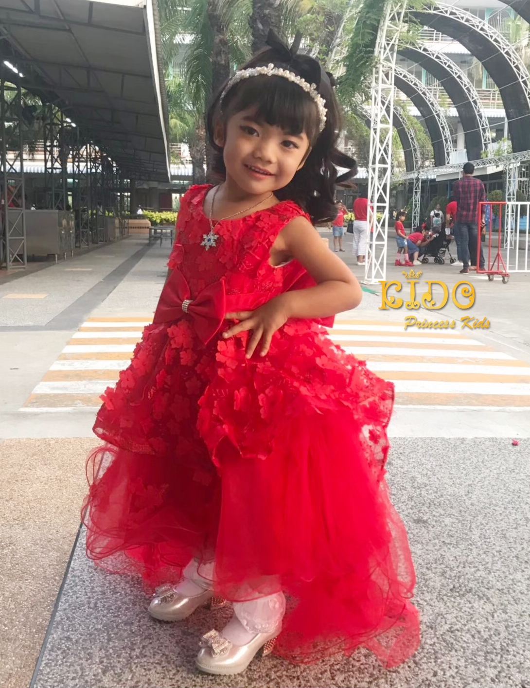 ชุดออกงานเด็ก(หน้าร้านอยู่รัชดา ลองได้ถ่ายรูปจากชุดจริง)E041สีแดง ตกแต่งด้วยดอกไม้ทั้งตัว กระโปรงหน้าสั้นหลังยาว