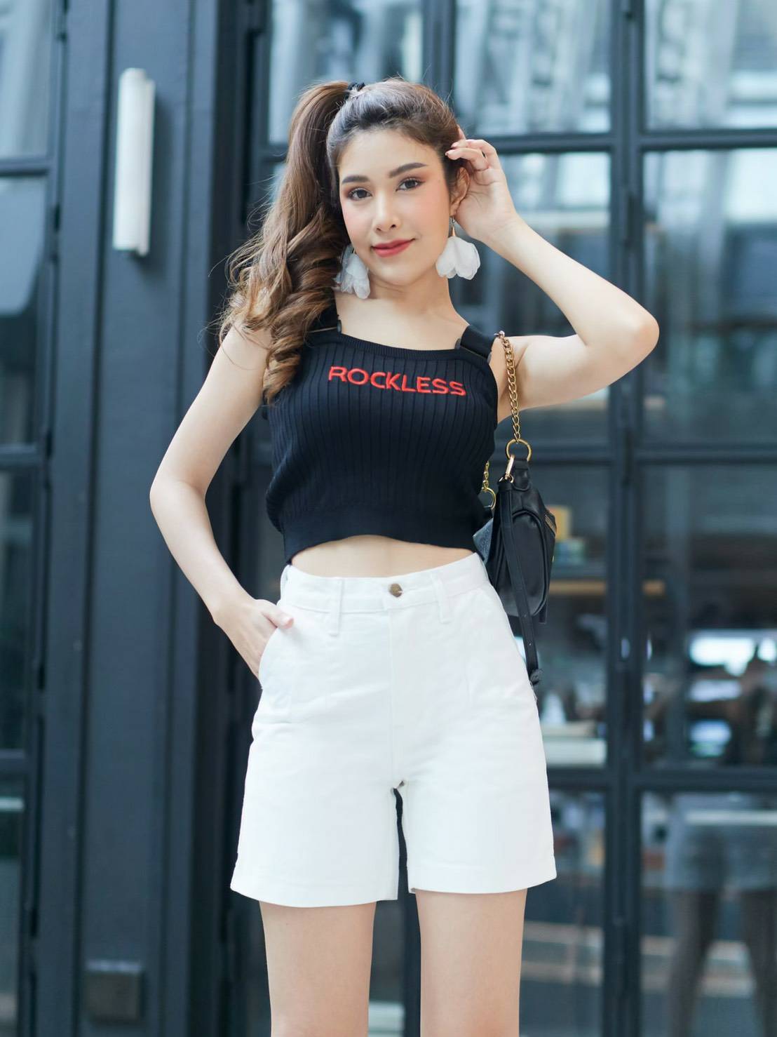 กางเกงยีนส์ขาสั้นเอวสูง แต่จีบหน้าให้ดูมีเอว สวยมาก ขากว้างใส่สบาย เก็บพุงอย่างเนียน สาว ๆ ใส่แล้วทรงสวย น่ารัก