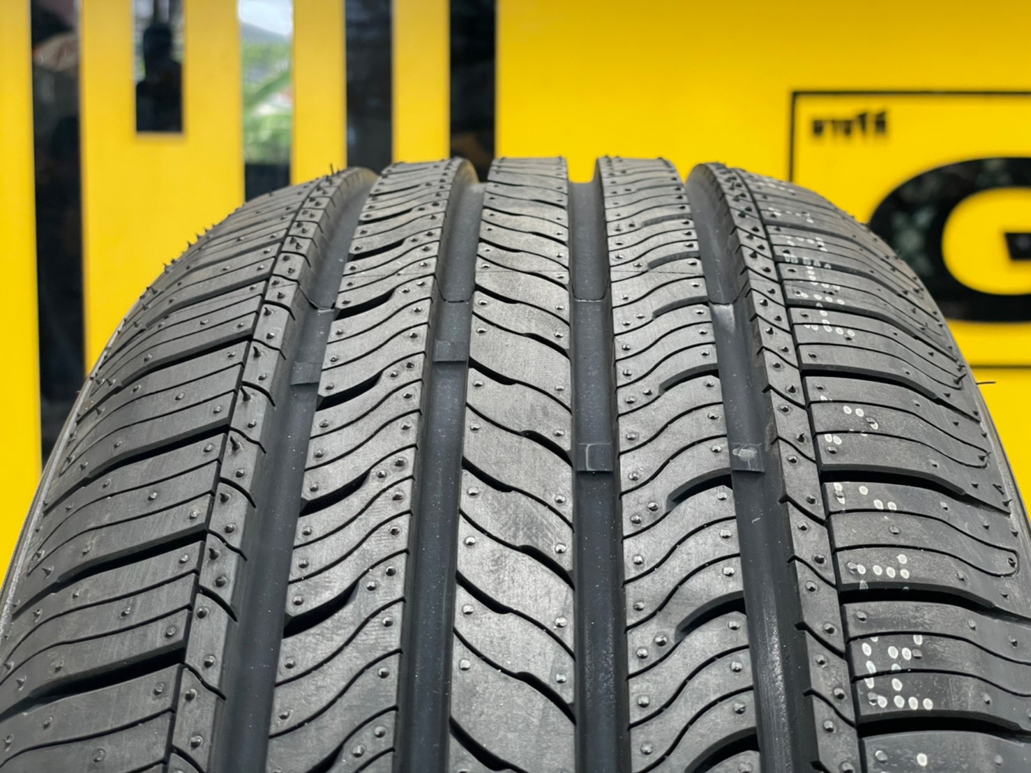215/55R17 ยางใหม่BLACKHAWK HH11 ยางใหม่ปี2022