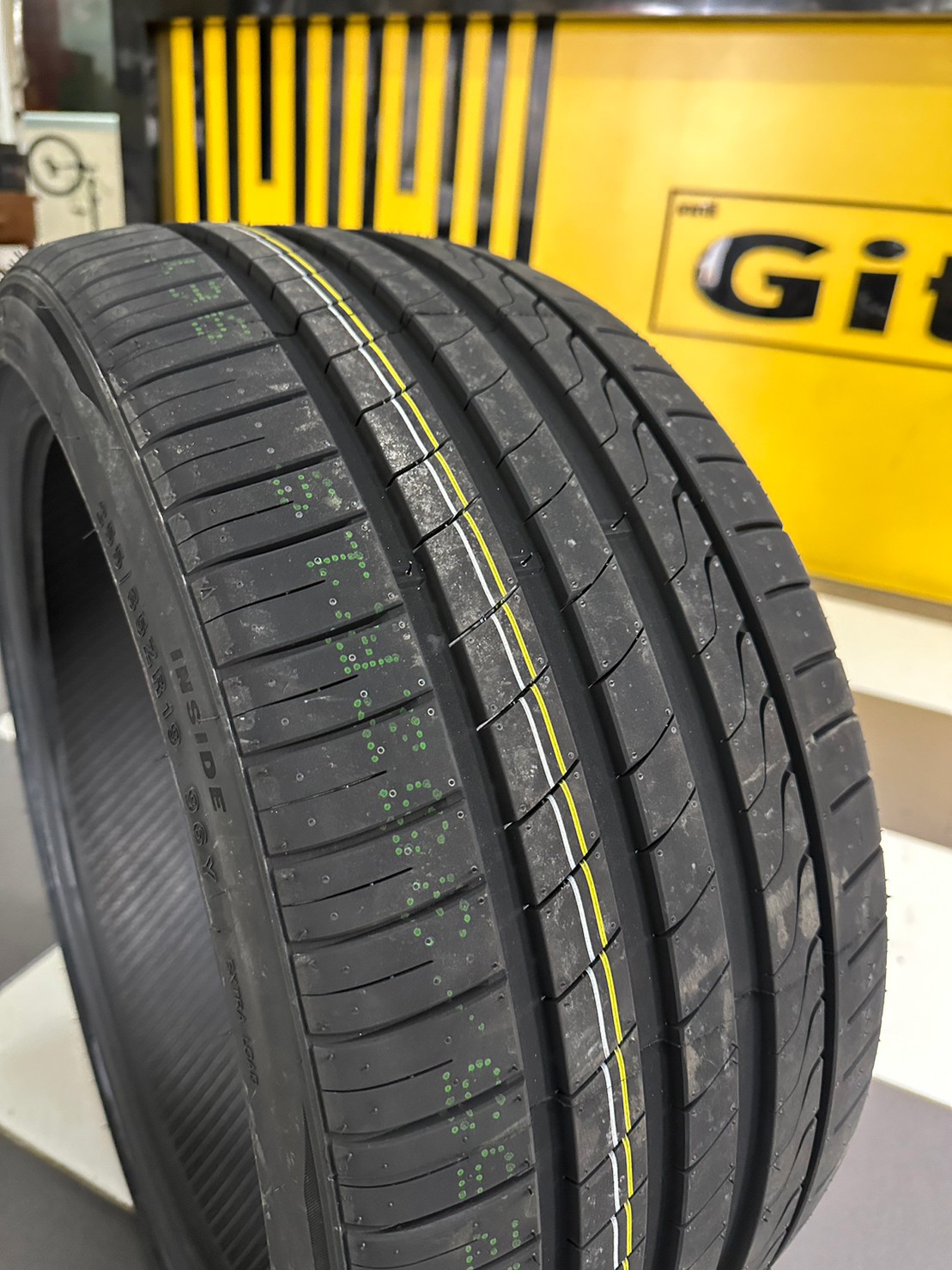 ยาง MINERVA F205 255/35R19 ยางใหม่ปี2023 ยางสปอร์ตคุณภาพดี สมรรถนะการขับขี่สูงนุ่มเงียบ