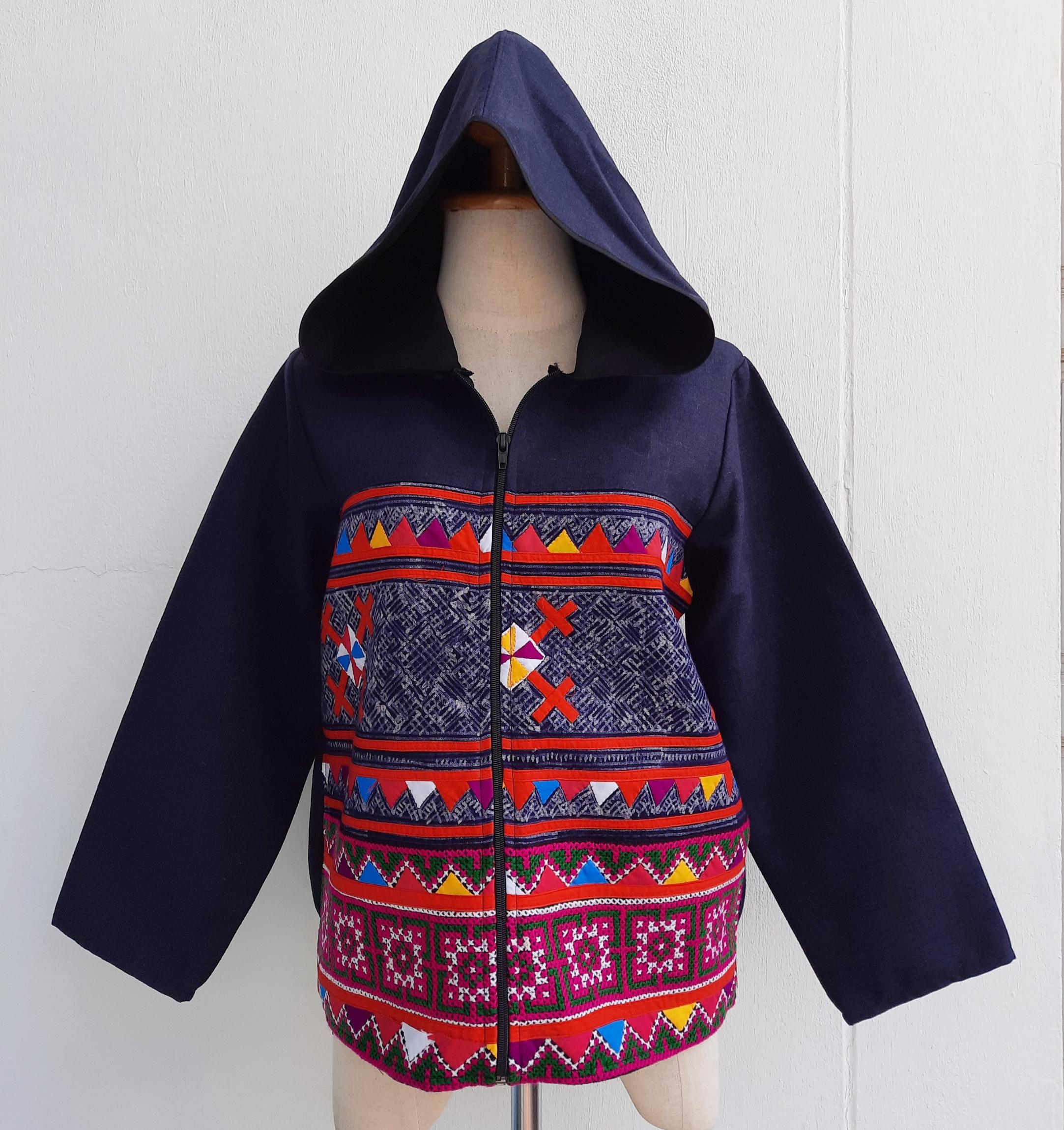 เสื้อฮู้ดผ้ากัญชงสีกรม แต่งผ้าชาวเขา ปักมือ+จิกมือบนผ้าเขียนเทียน