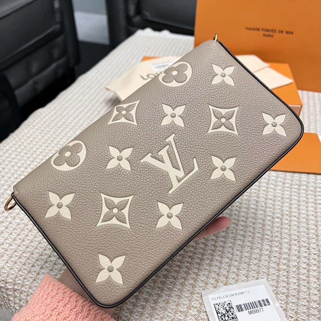 LV Felicie Pochette สีเบจ