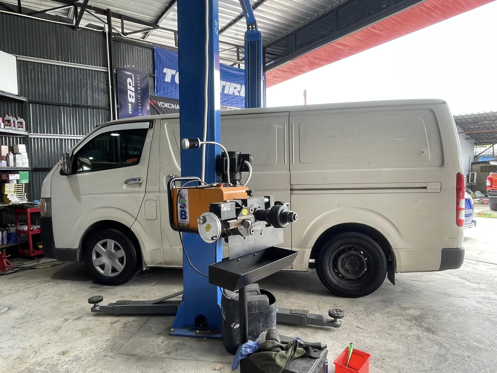 #TOYOTA_HIACE เปลี่ยนยาง #GOOD RIDE_SC326_215/70R15