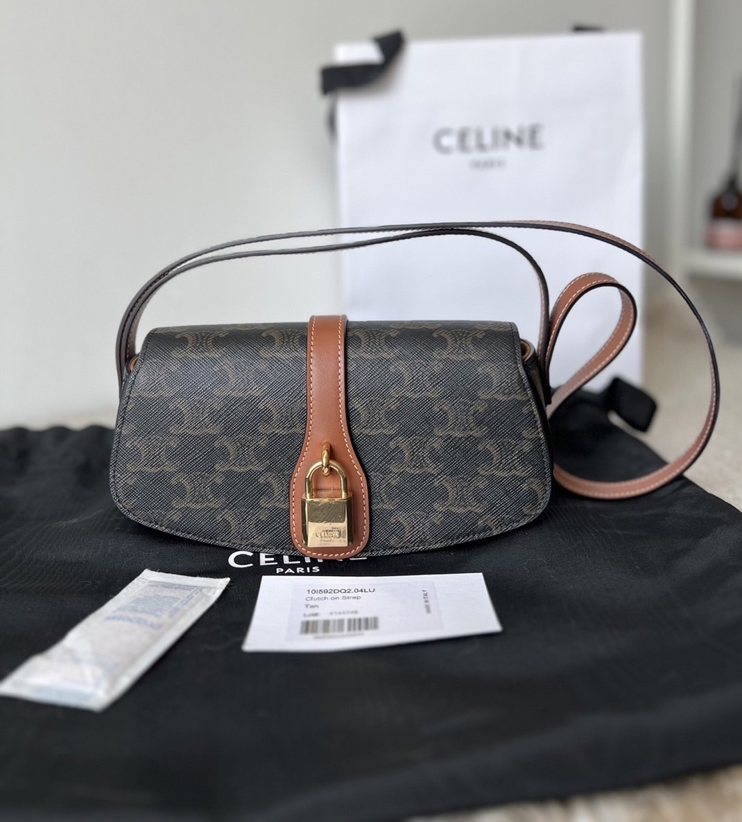 กระเป๋ามือสองแบรนด์Celine clutch with strap yr22