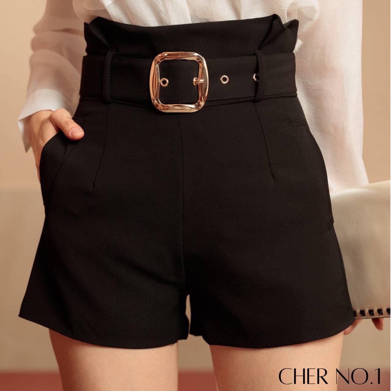 กางเกงขาสั้นเอวสูงปรี๊ด มาพร้อมเข็มขัดทองสวยแพง ปังๆ