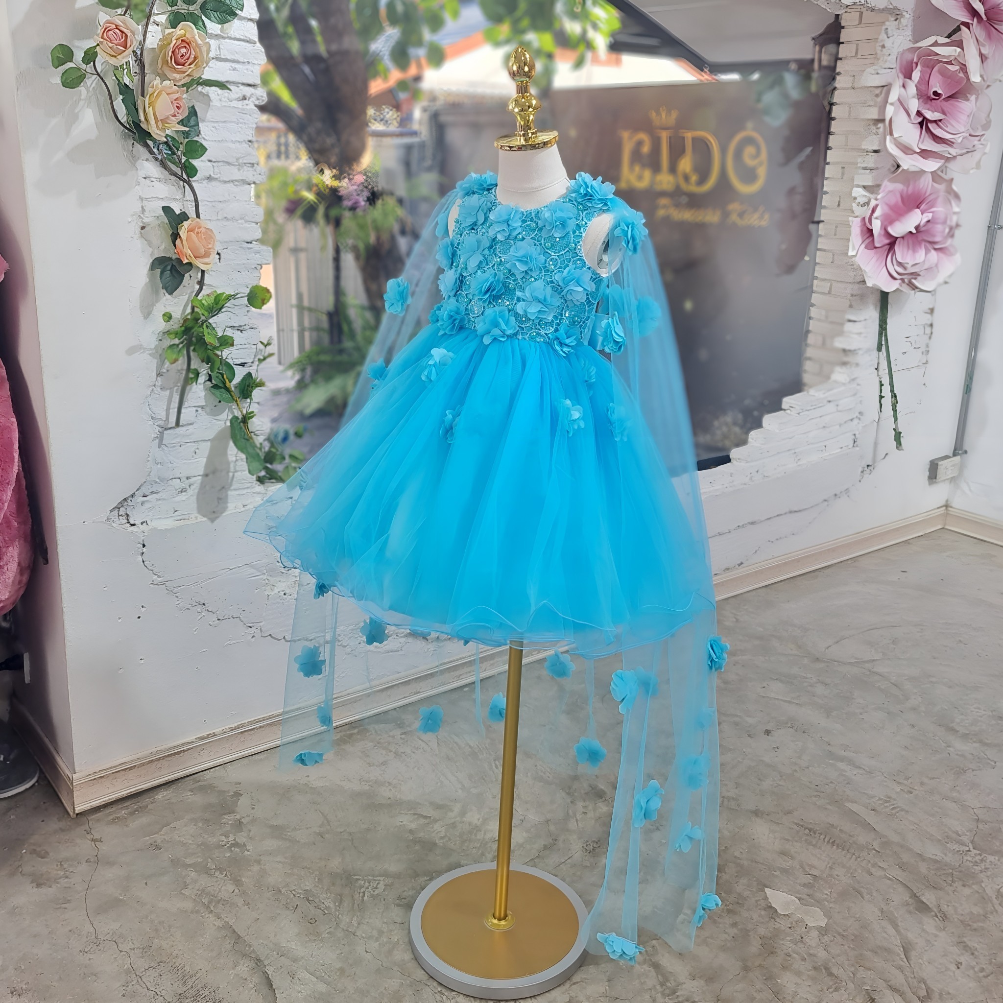 ชุดราตรีเด็ก(หน้าร้านอยู่รัชดา ลองได้ถ่ายรูปเองจากชุดจริง)T256สีฟ้าตกแต่งด้วยผ้าคุมไหล่ซีทรูติดดอกไม้ กระโปรงสั้น