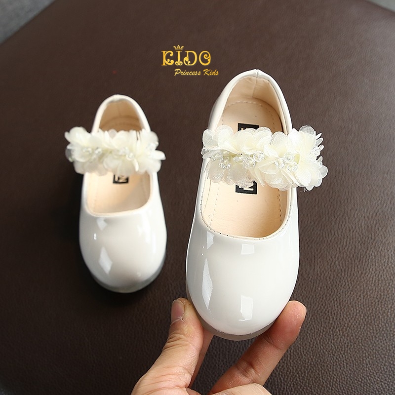 รองเท้าเด็ก ควรเผื่อ1ซมจากยาวเท้า(หน้าร้านอยู่รัชดา ลองได้)H090สีขาว หนังแก้ว แต่งดอกไม้ติดมุกสีครีม ตรงสายรัดรองเท้า น่ารักมาก ใส่สวย