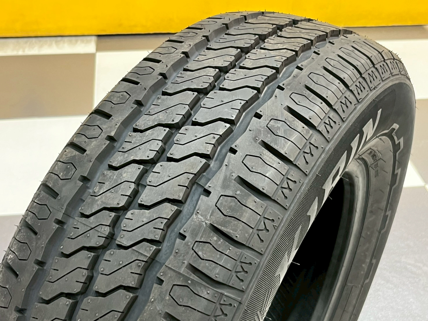 ยาง KRIN LT ขนาด 215/70R15 ยางใหม่ปี2025