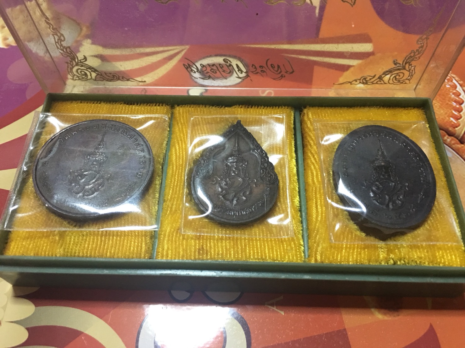 ชุดชุดเหรียญพระแก้วมรกต ปี 2525 พร้อมกล่องเดิมเหรียญพระแก้วมรกต ปี 2525 พร้อมกล่องเดิม