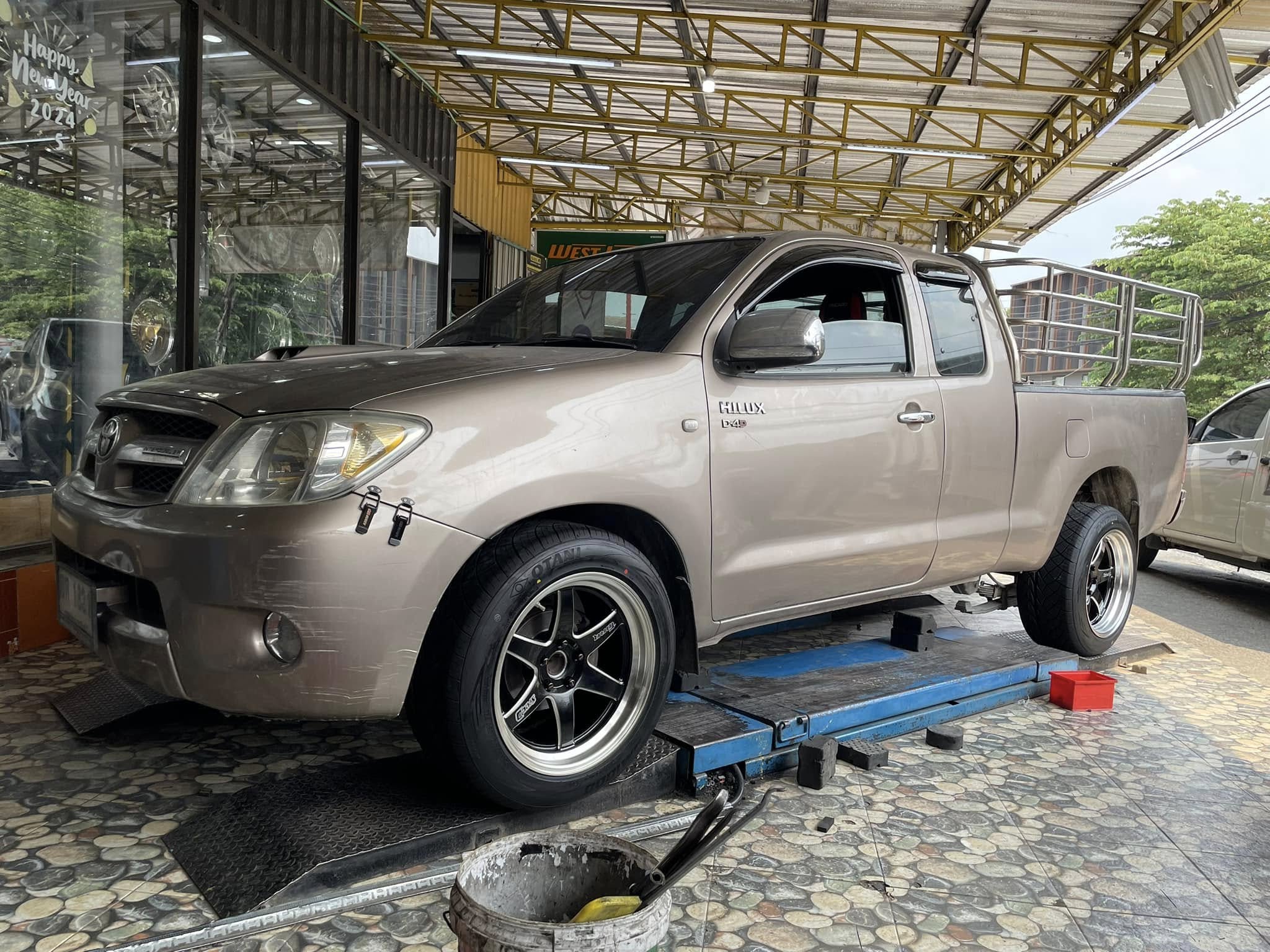 🚘 #TOYOTA_VIGO🛞 #OTANI #BM1000 255/50R18 #ล้อTORQ_D1S 18X9.518X10.5 ET+25 5X114.3 #บริการตั้งศูนย์ล้อ