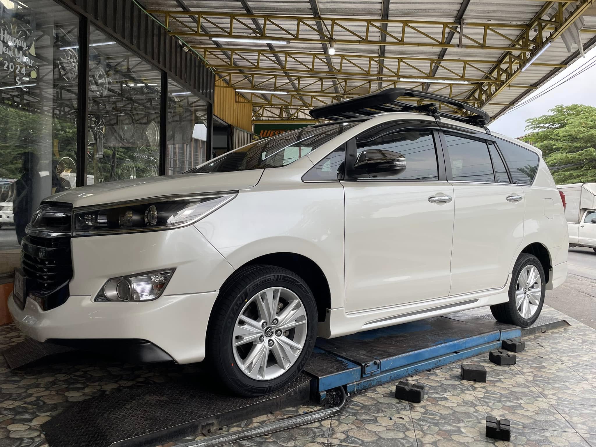 🚘 #TOYOTA_INNOVA🛞#เปลี่ยนยาง #OTANI #EK3000 215/55R17