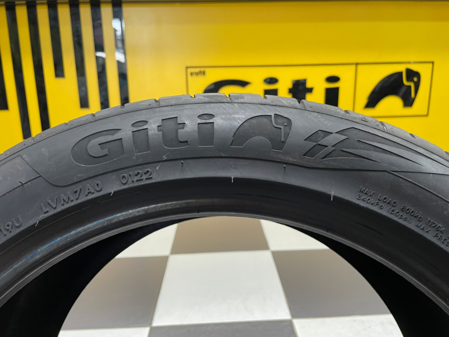 245/45R18 Giti SportS2 ยางใหม่ปี2022 ยางสปอร์ต ยางรถยนต์คุณภาพดี สมรรถนะสูง ราคาโปรโมชั่นพิเศษ พร้อมติดตั้งฟรี