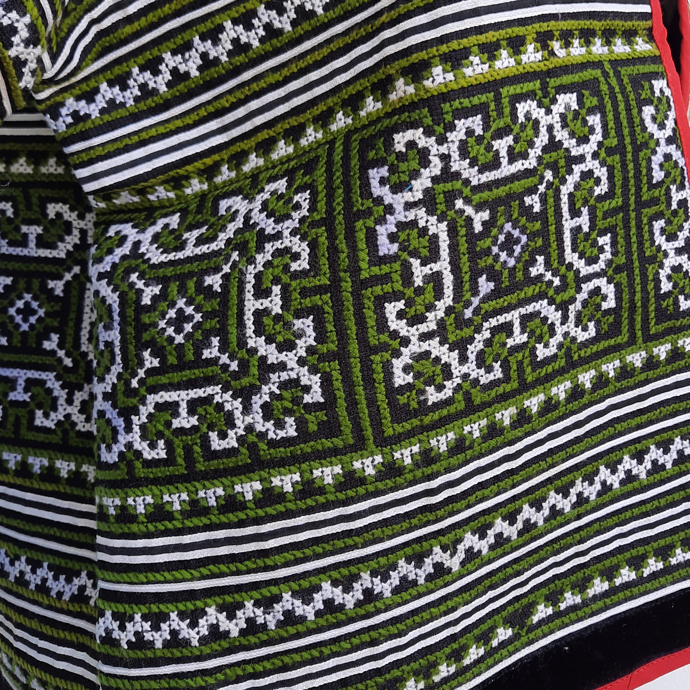 เสื้อคลุมผ้าชาวเขาโทนเขียวลายชัด
