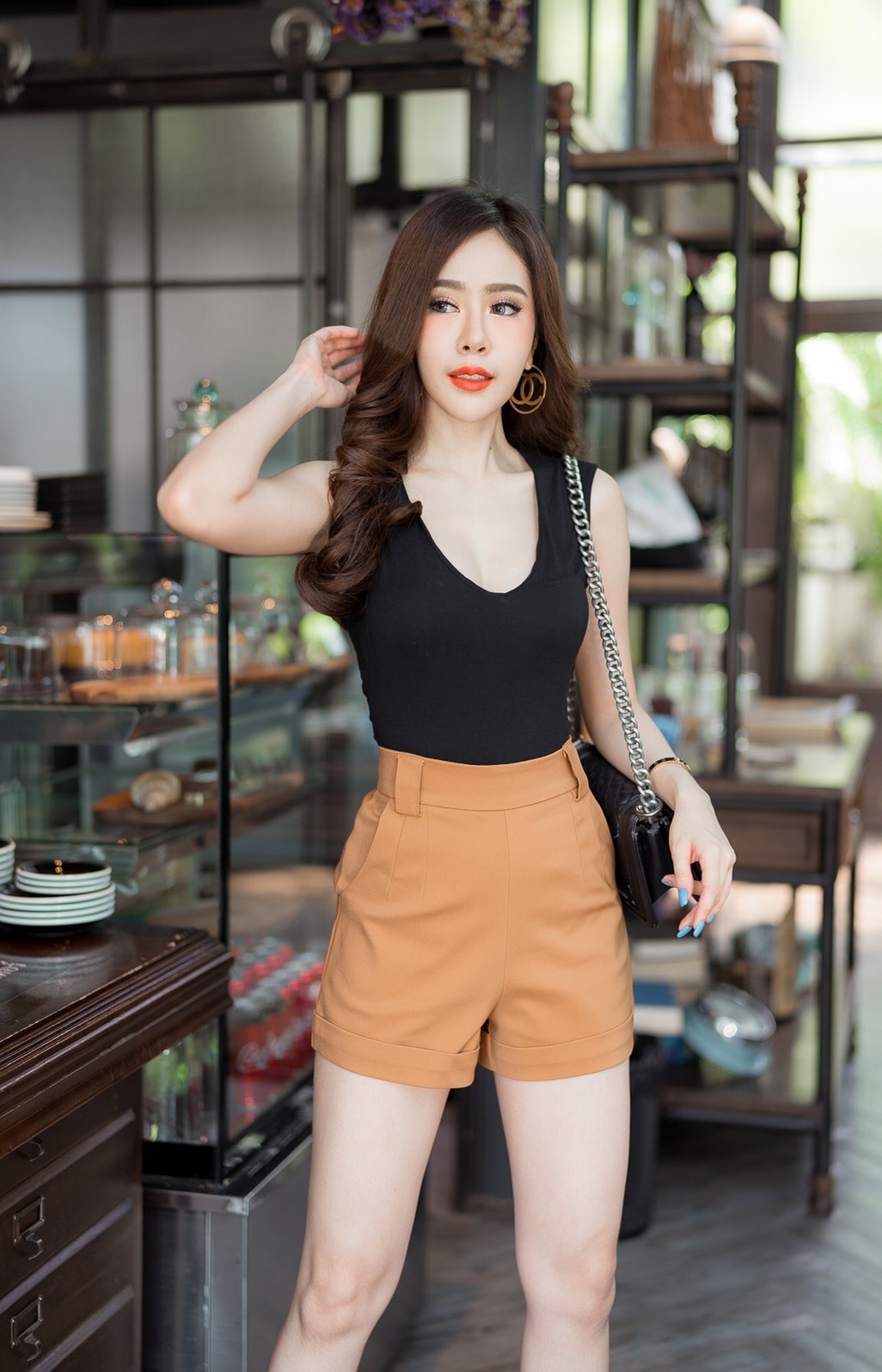 กางเกงขาสั้นเอวสูง ขอบเอว 3 นิ้ว แต่งหูเข็มขัด ซิปหลัง ปลายขาเบิ้ล สวยมาก เก็บพุงอย่างเนียน สาว ๆ ใส่แล้วทรงสวย น่ารัก พลางหุ่น