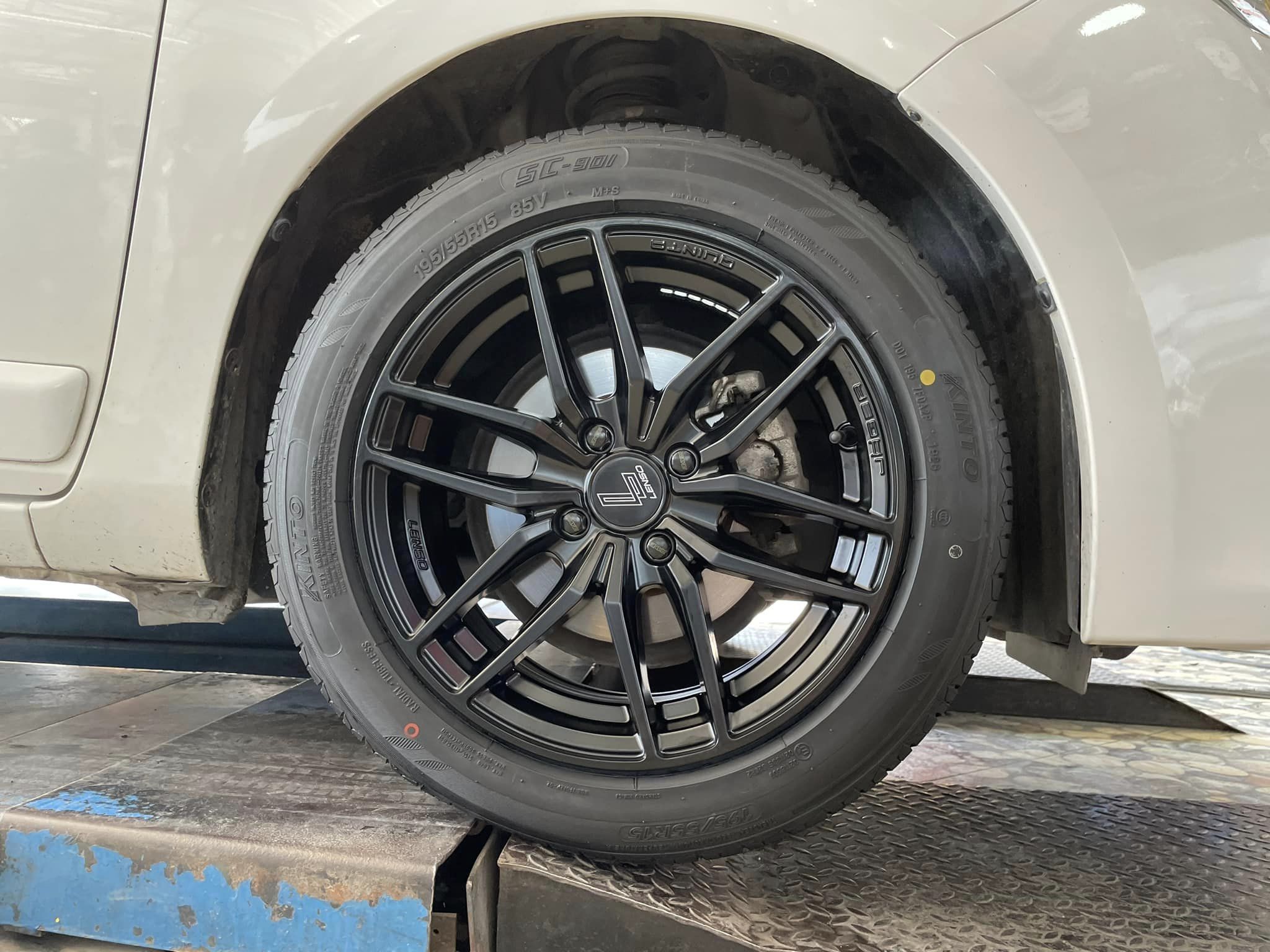 TOYOTA_YARIS🔥❤️❤️ 🛞 #LENSO_JAGER-QUINTA 🛞15x7 นิ้ว PCD 4x100 OFFSET 35 สีดำมิลลิ่งเงิน 🛞 #KINTO_SC901 195/55R15