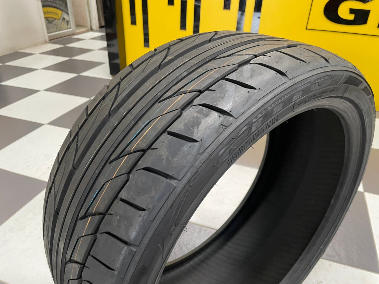 255/35R20 NITTO NT555 G2 ยางปี20 จัดส่งฟรี จุ๊บลมใหม่ฟรี (1เส้น)