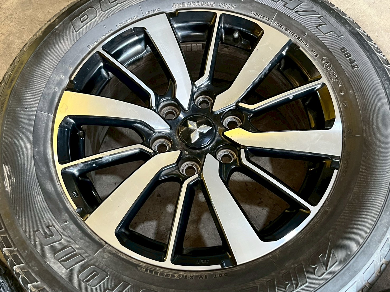 ล้อแม็กซ์เดิม Mitsubishi pajaro Sport พร้อมยางBrisgestone 265/60R18 ล้อสวยพร้อมดีพร้อมใช้งาน