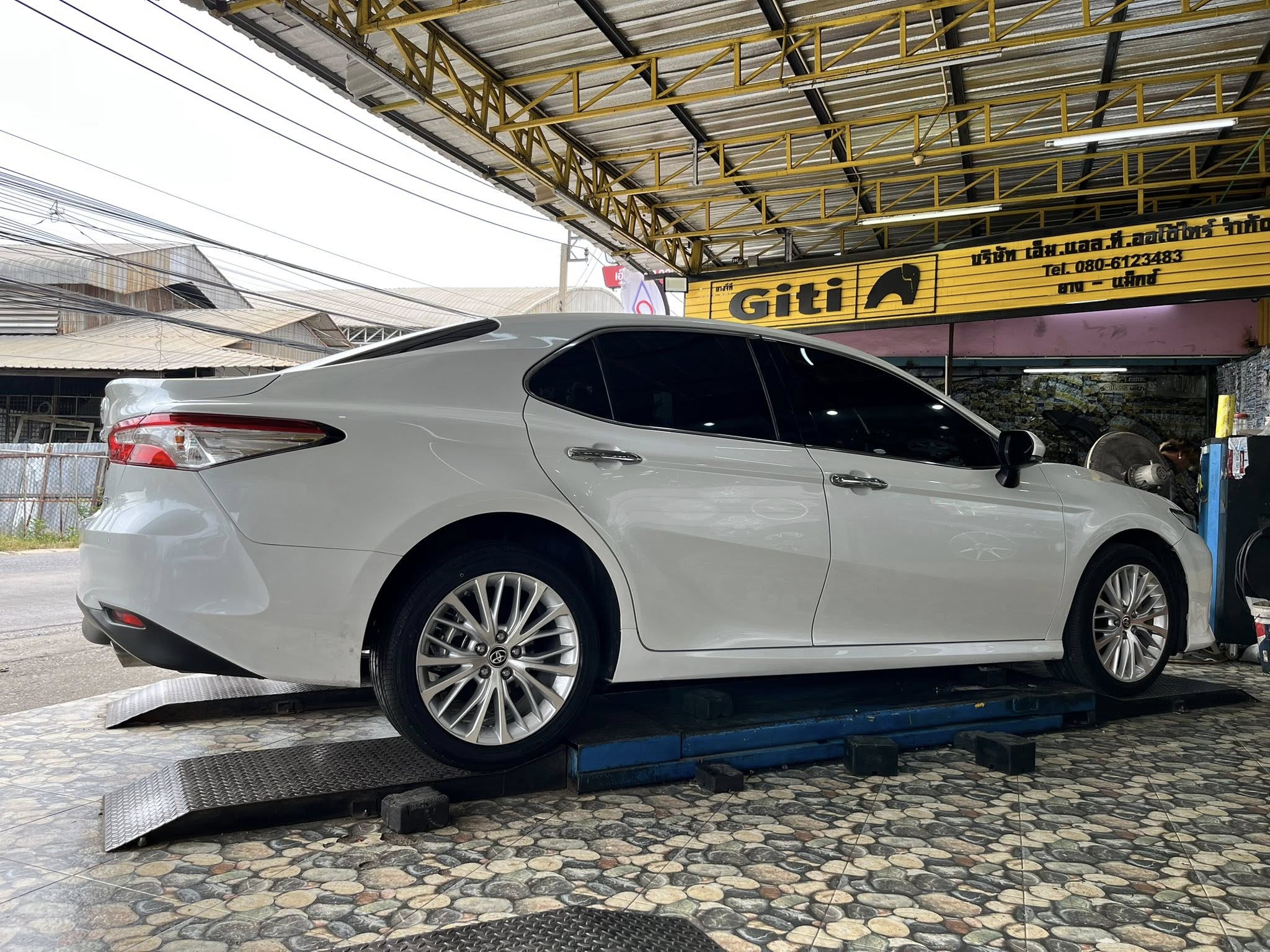 TOYOTA_CAMRY🚘เปลี่ยนยาง 🛞🐘#YOKOHAMA_V551V_235/45R18