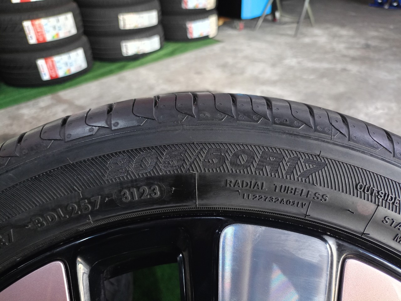 💥💥ล้อแม็กมือสอง BYD Dolphin Extended. 17x6.5นิ้ว 5x114.3 ET45 ดำหน้าเงาตัดสีฟ้า