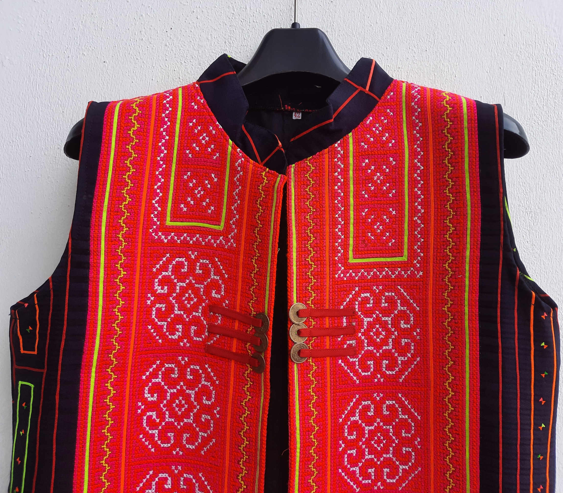 เสื้อคลุมยาว แขนกุด ผ้าปักมือชาวเขาโทนชมพู-ส้ม